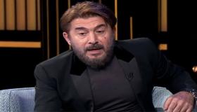 بسبب انقطاع الكهرباء.. عابد فهد يتحول لمصفف شعر.. اعرف التفاصيل