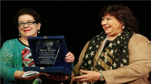 إيناس عبد الدايم.. تُكرم مخرجة المسرح العالمية «مولي سميث»