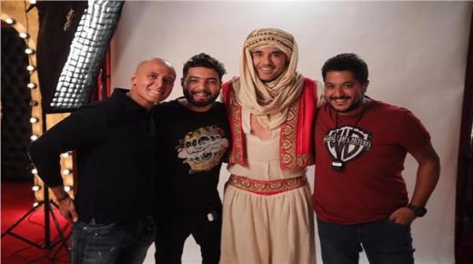 مصور “علاء الدين” ينتهي من تصوير أفيشات المسرحية