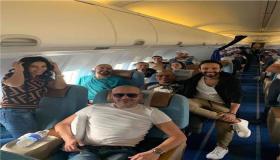 من داخل الطائرة.. تامر حسني في طريقه لاستلام جائزة موسوعة جينيس