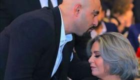 أحمد السقا يٌقبل رأس صابرين في أول ظهور لها دون الحجاب
